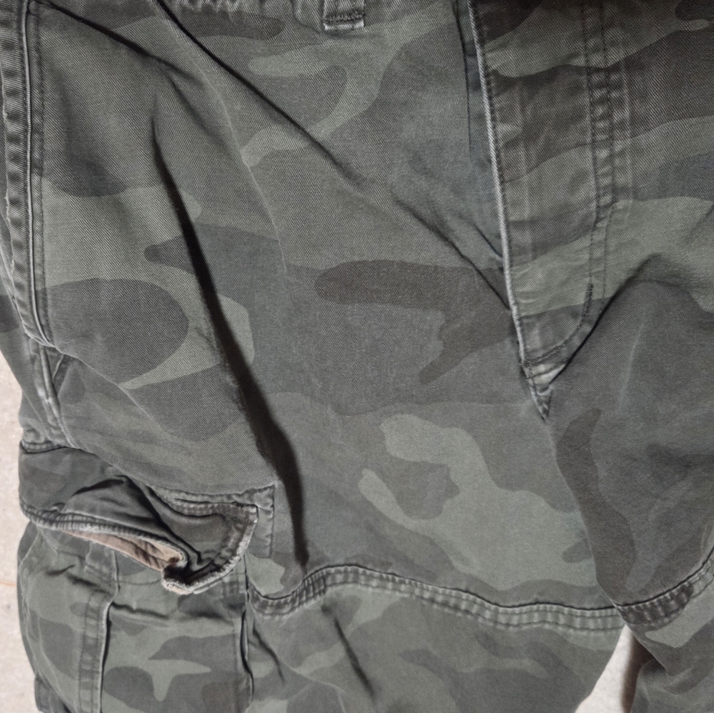 Vintage Y2K Abercrombie & Fitch Button Fly Distressed Camo Cargo Shorts Size 32 - Picture 4 of 12